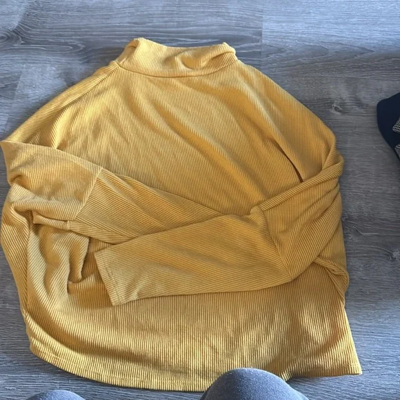 Turtle neck light weight sweater. - Picture 5 of 5